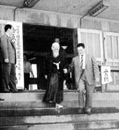 O Sensei Morihei Ueshiba accompagné par Kobayashi Hirokazu